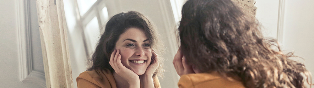 noia mirant-se al mirall