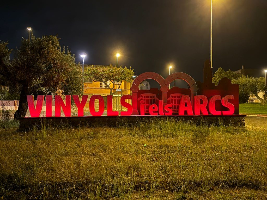 Vinyols i els Arcs – Las letras monumentales de la rotonda