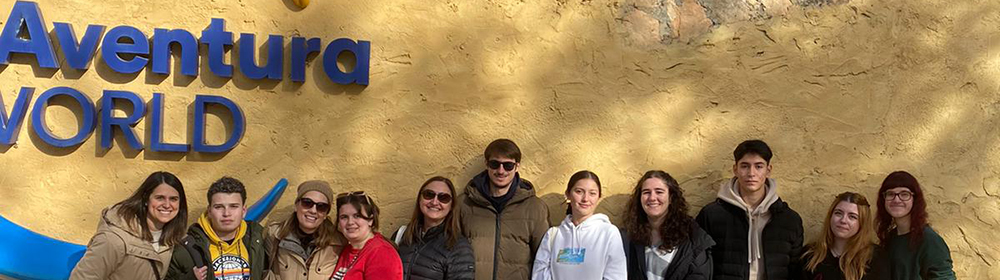 Grupo de jóvenes de la Fundación CorAvant en PortAventura